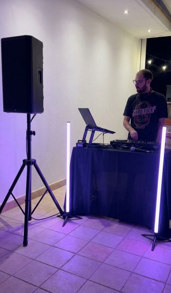 MatteDJ alla console durante un evento